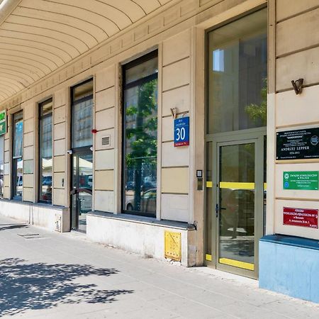 Jess Inn Hostel Rondo Charles De Gaulle وارسو المظهر الخارجي الصورة