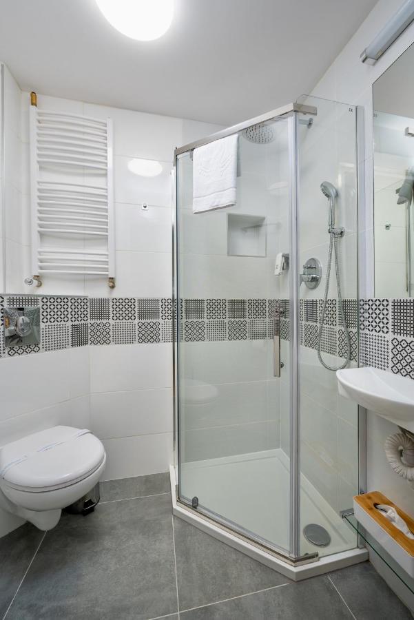 Jess Inn Hostel Rondo Charles De Gaulle وارسو المظهر الخارجي الصورة