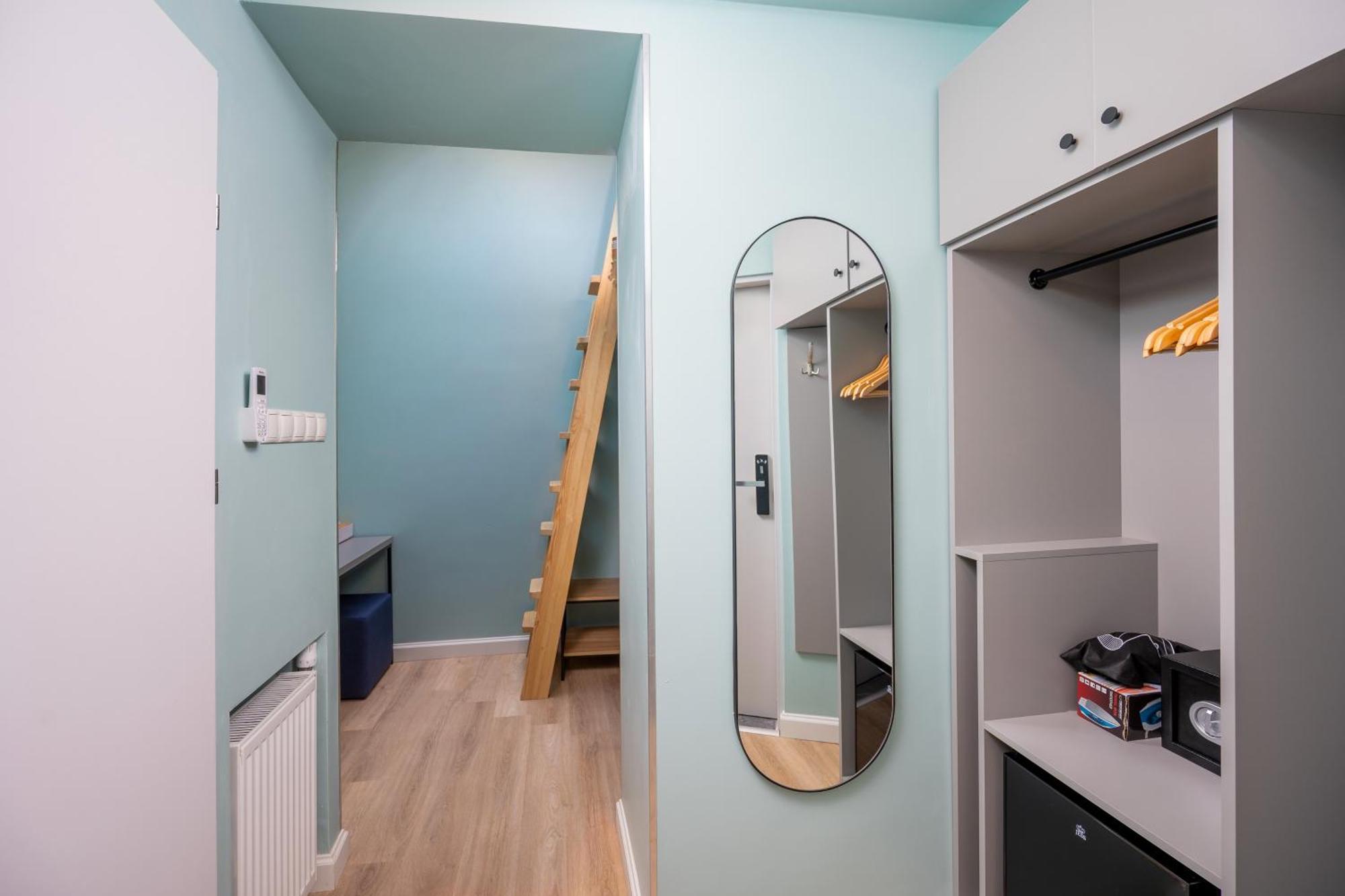 Jess Inn Hostel Rondo Charles De Gaulle وارسو المظهر الخارجي الصورة